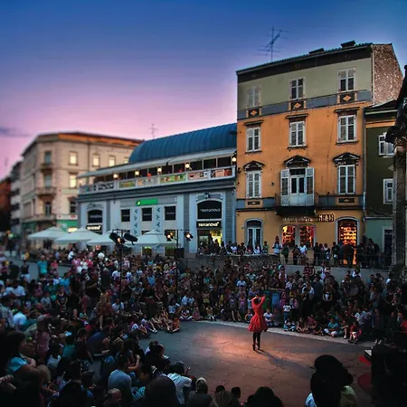 3 Bedroom Amazing In Sikici 度假居