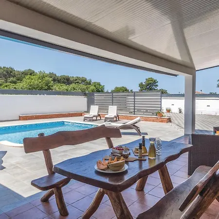 3 Bedroom Amazing In Sikici Vakantiehuis Pula