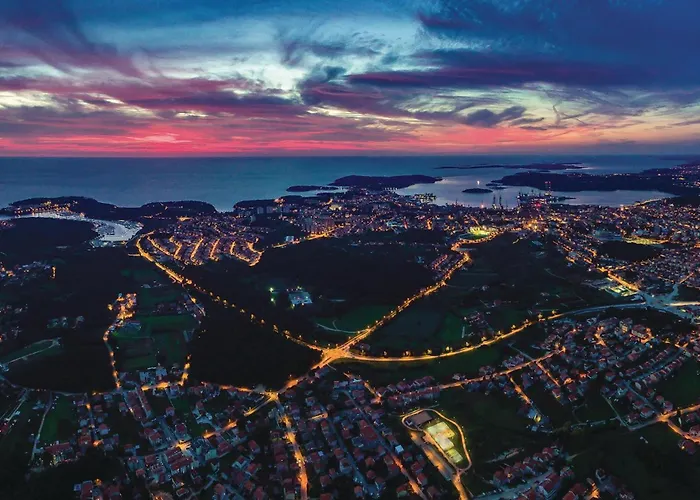 3 Bedroom Amazing In Sikici Holiday home *