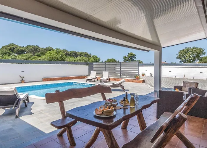 3 Bedroom Amazing In Sikici Holiday home Pula